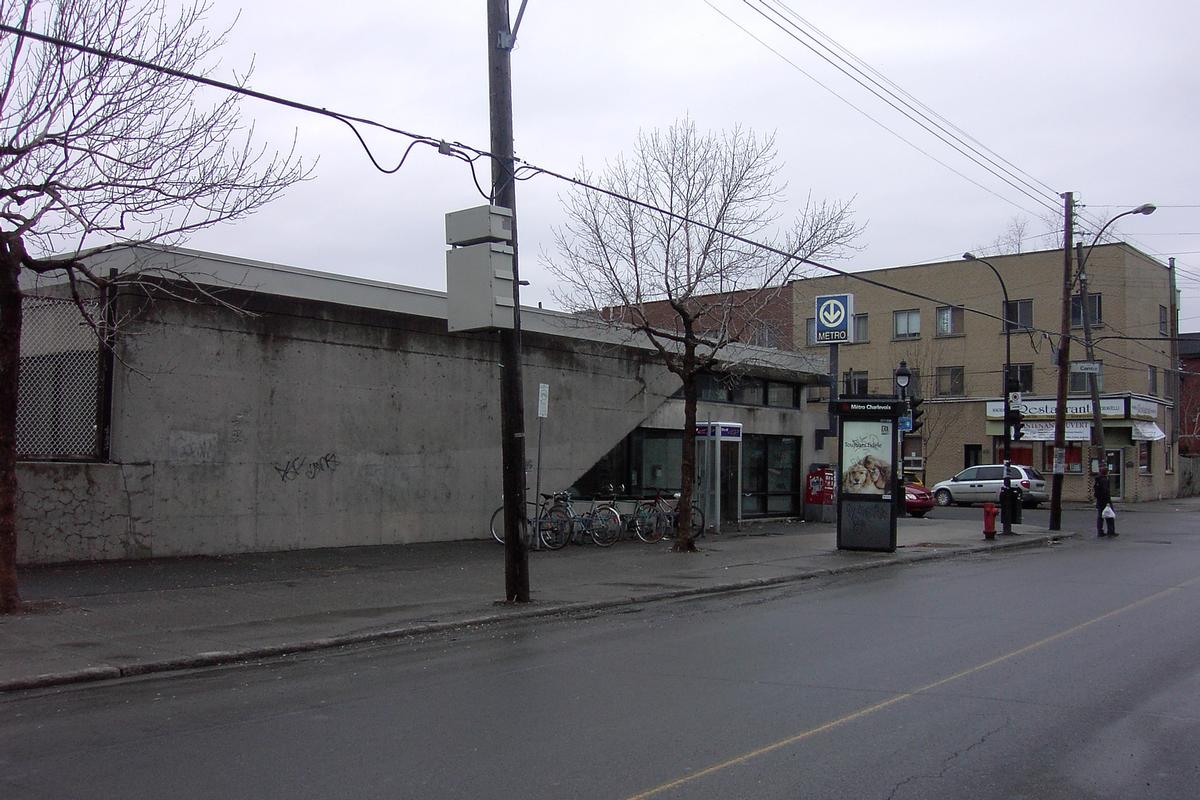 Station Charlevoix, édicule de la station à l'angle des rues Charlevoix et Du-Centre. 21/27 ligne Verte Métro de Montréal 