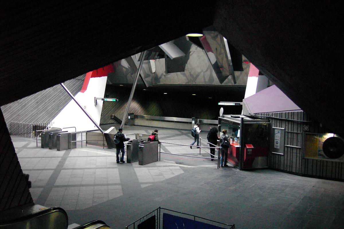 Fiche média no. 88896 Station Lasalle, vue intérieure d'en haut de l'escalier sur la guérite de perception située au niveau mezzanine. 22/27 ligne Verte Métro de Montréal