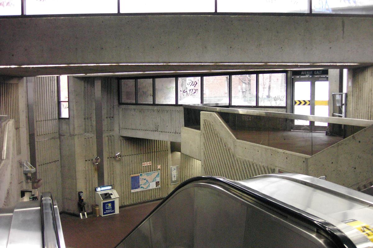 Fiche média no. 89332 Station De-l'Église, intérieur de l'édicule de l'extrémité ouest de la Station; en bas de l'escalier le niveau mezzanint et la guérite de péage. 23/27 ligne Verte Métro de Montréal
