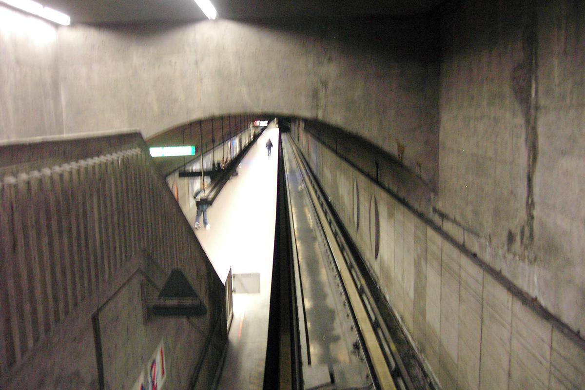 Montreal Metro - Green Line - De L'Église Station 