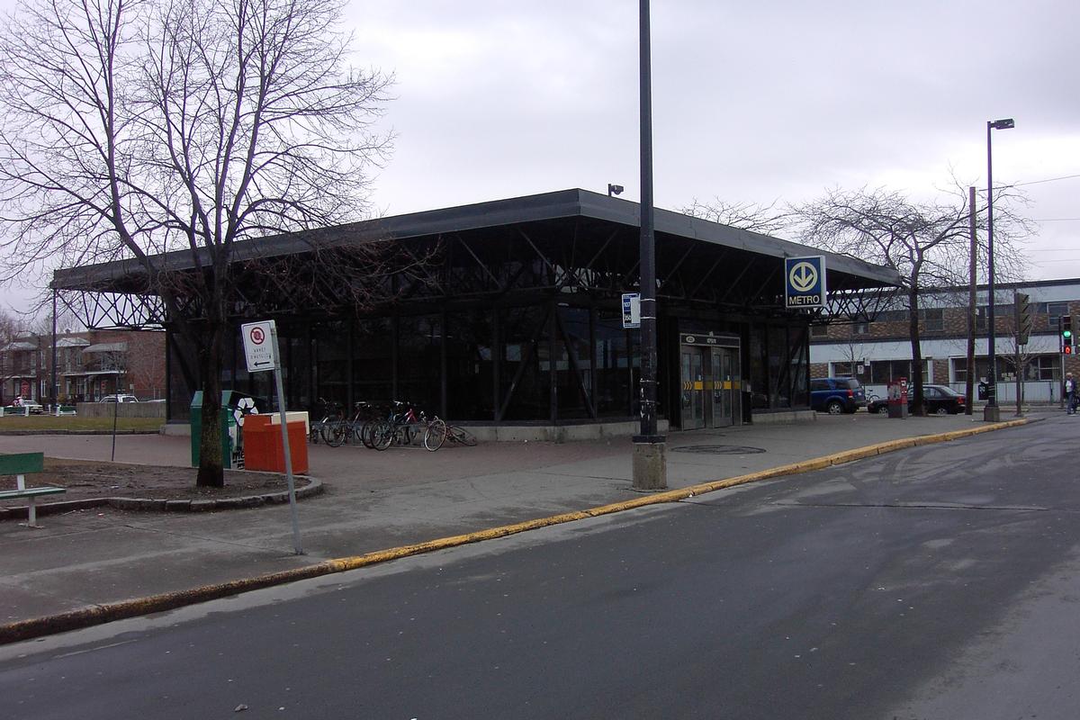 Édicule de la station Verdun, situé sur la rue de Verdun. 24/27 ligne Verte Métro de Montréal 