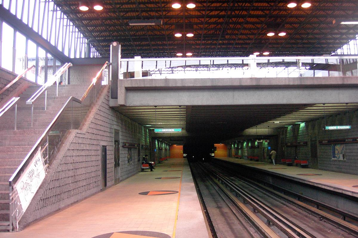 Fiche média no. 89428 Station Jolicoeur, c'est une station de quasi-surface, il s'agit d'une tranchée recouverte sur laquelle repose l'édicule. Photo prise du quai direction Angrignon en regardant vers l'est en direction Honoré-Beaugrand. 25/27 ligne Verte Métro de Montréal