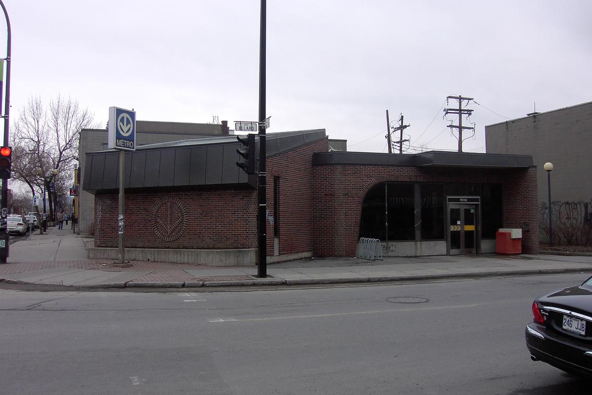 Fiche média no. 89566 Édicule sud-est de la station Monk, il est souterrainement relié à l'autre édicule par un corridor croisant à 45 degrés l'intersection des rues Monk et allard. 26/27 ligne Verte Métro de Montréal