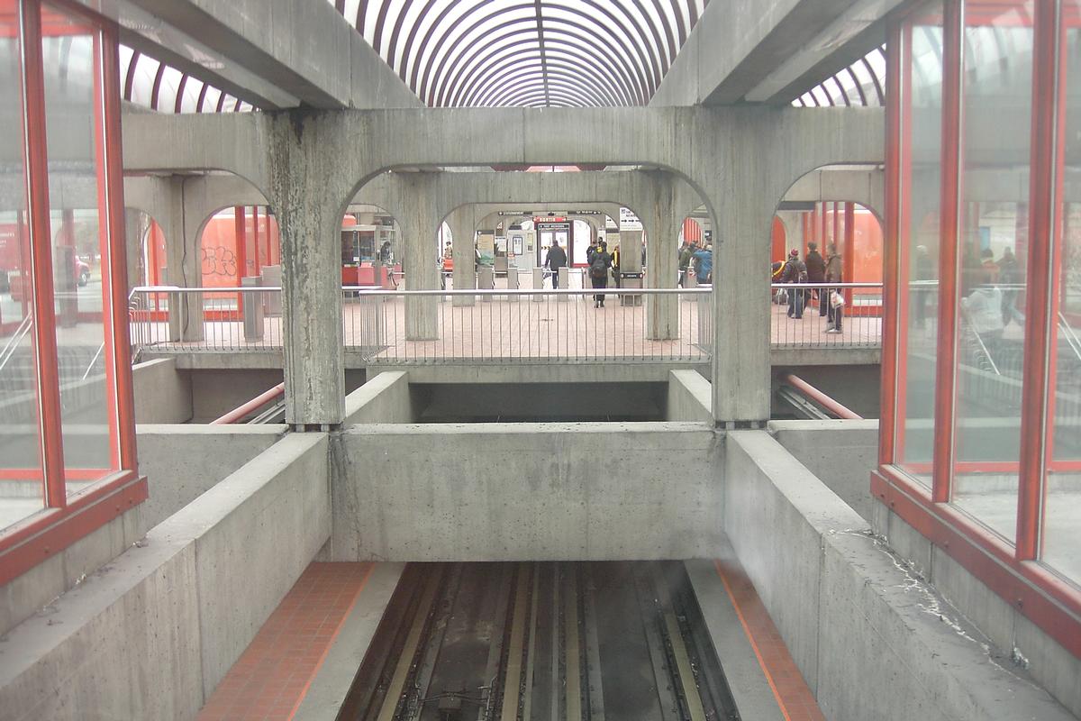 Fiche média no. 89947 Station terminale Angrignon, vue à l'intérieur de l'édicule, niveau de la guérite de perception (mezzanine). 27/27 Ligne Verte Métro de Montréal