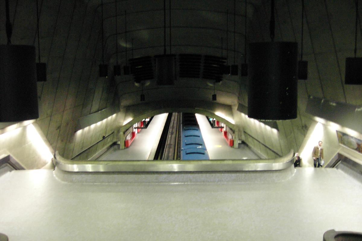 Station Radisson 02/27 ligne Verte métro de Montréal en accédant vers une sortie, édicule sud de la station 