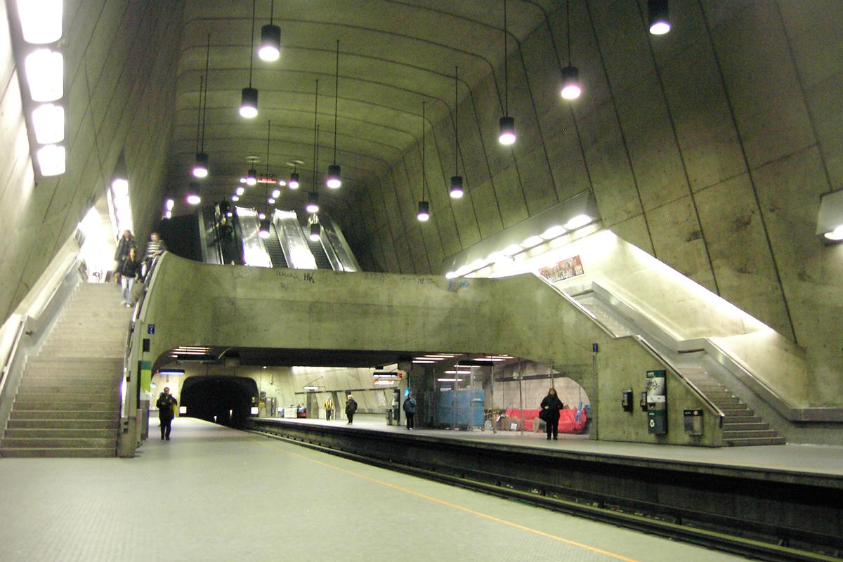 Fiche média no. 88283 Station Radisson 02/27 ligne Verte métro de Montréal; photo prise en regardant vers l'est sur le quai direction ouest à 20 m^tres sous la rue Sherbrooke