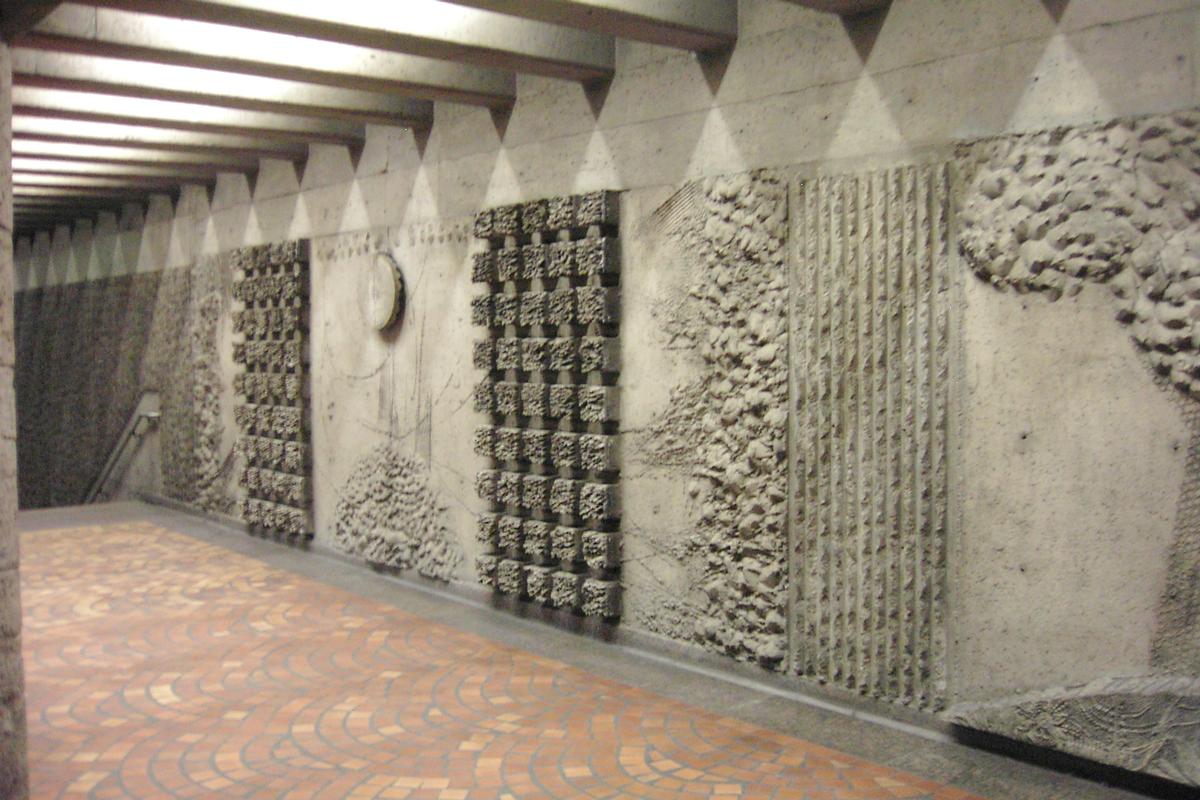 Murale décorative à motifs de béton au niveau de la mezzanine, station Pie-IX 07/27 ligne Verte métro de Montréal 