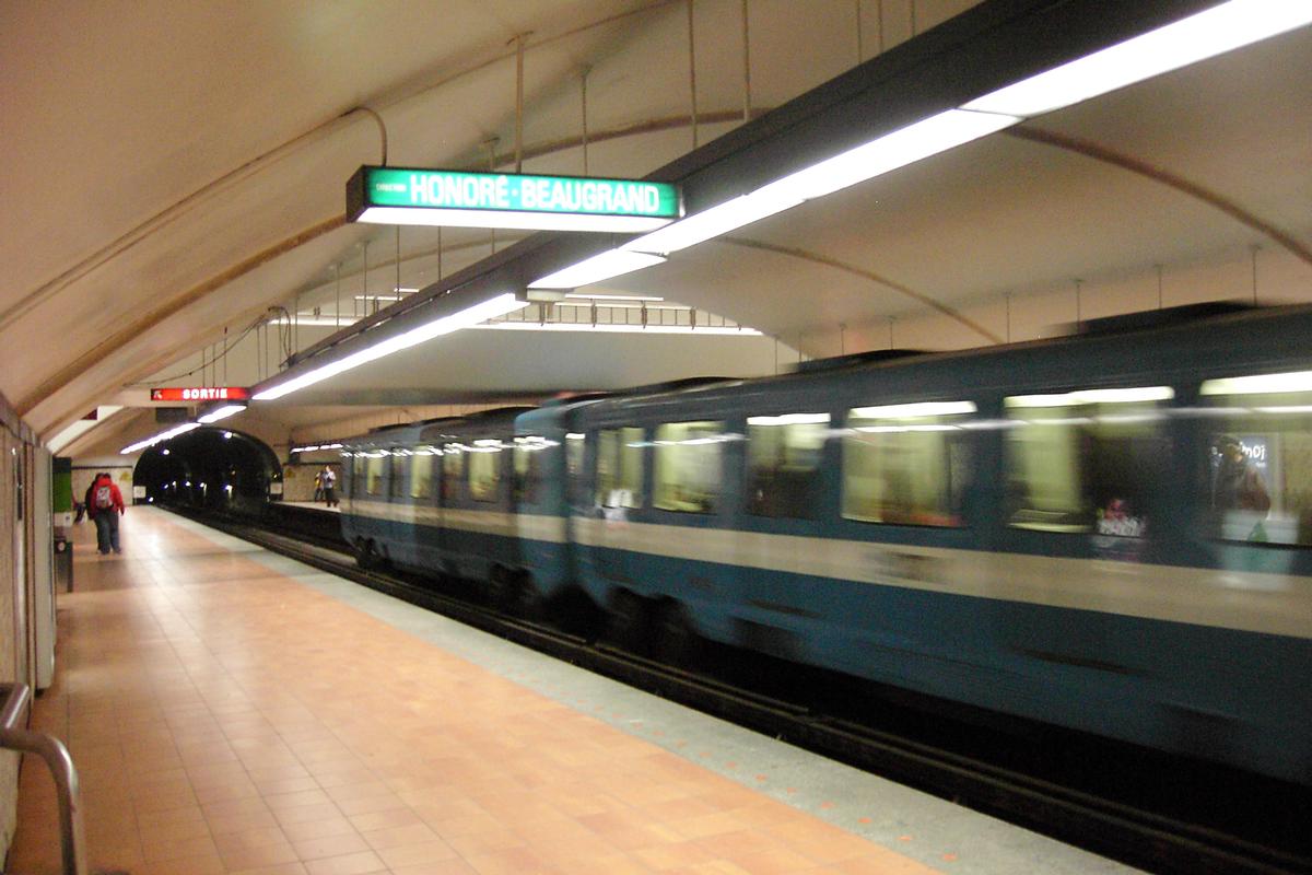 Fiche média no. 88631 Arrivée d'un train en direction Angrignon, photo prise en regardant vers l'ouest sur le quai direction Honoré-Beaugrand; 10/27 ligne Verte Métro de Montréal