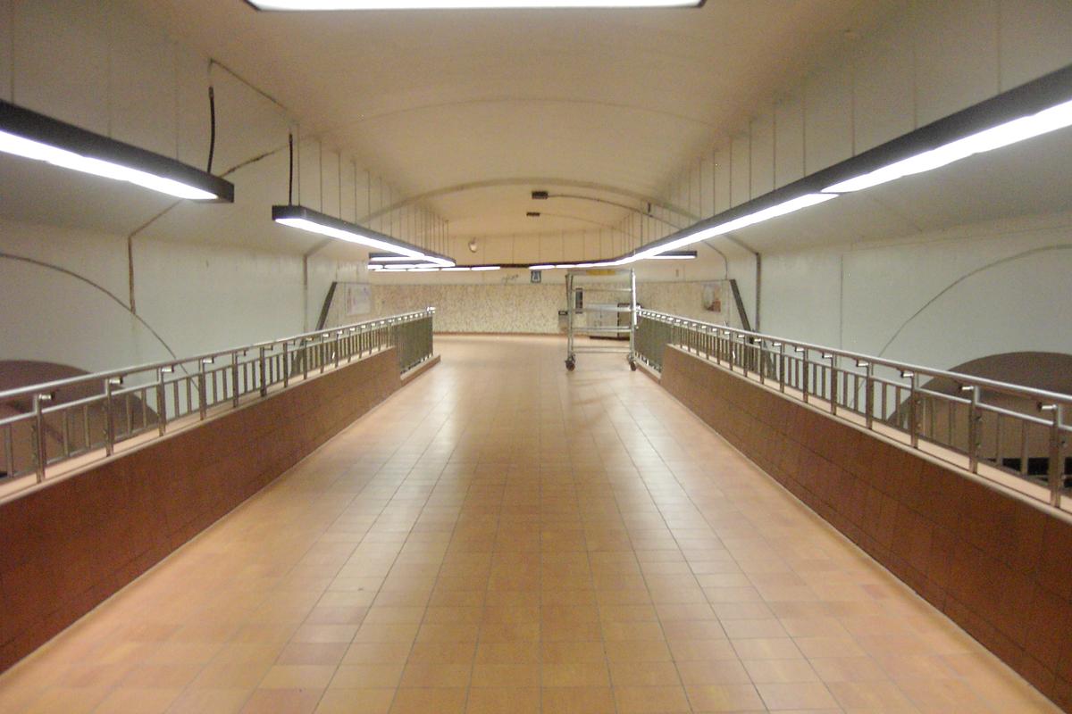 Passerelle surplombant les quais et les voies de la station Frontenac. 10/27 ligne Verte métro de Montréal 