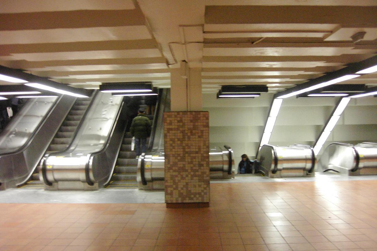 Fiche média no. 88633 Station Frontenac, deux séries d'escaliers mécaniques. À ce niveau, nous sommes situés à demi distance entre la surface et les quais. 10/27 ligne Verte métro de Montréal