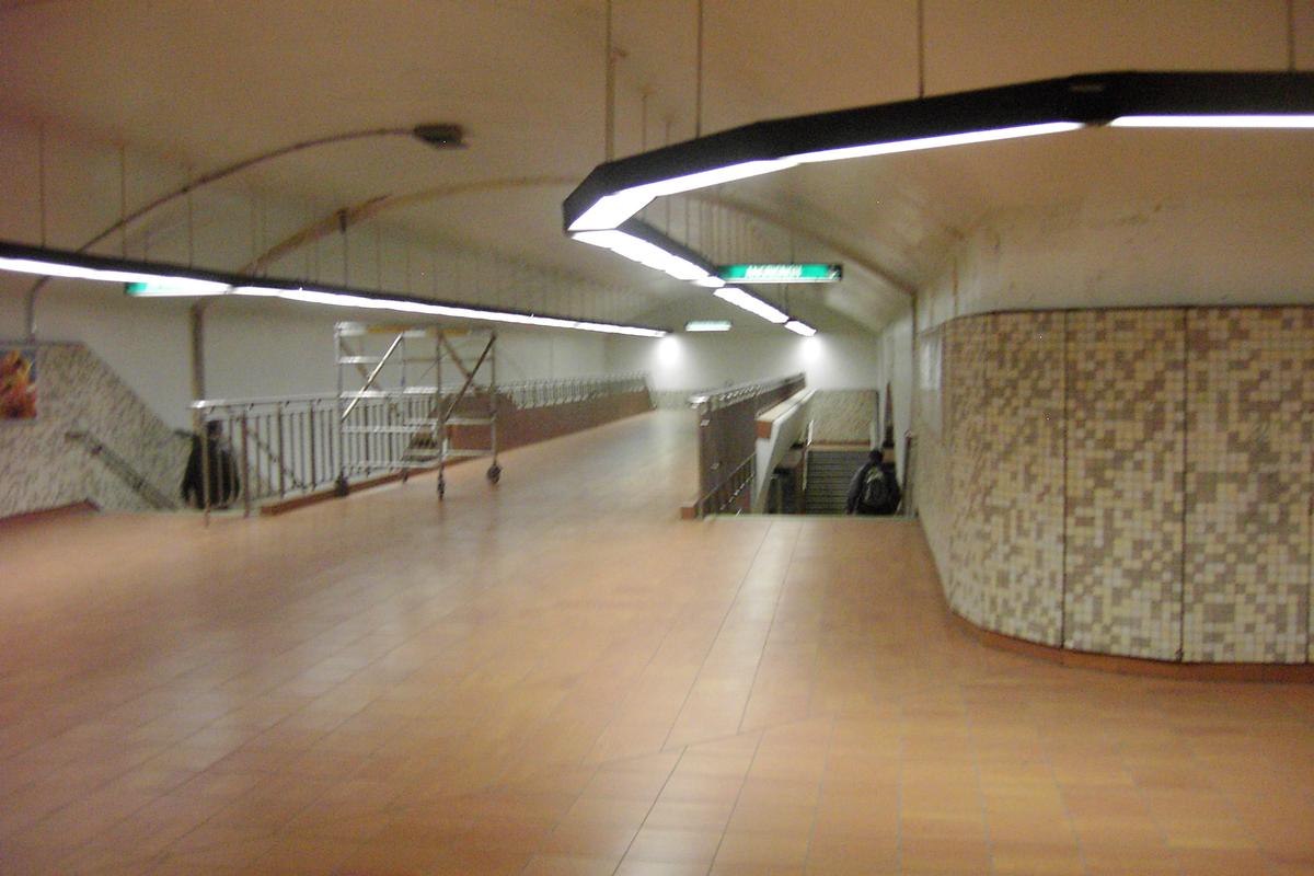 Fiche média no. 88636 Station Frontenac, niveau passerelle; escalier avant passerelle, direction Angrignon; après passerelle direction H-Beaugrand. 10/27 ligne Verte métro de Montréal