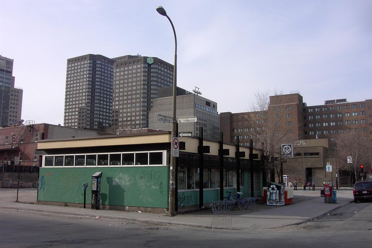 Fiche média no. 88716 L'unique édicule de la Station Saint-Laurent, sur le boulevard de Maisonneuve; l'édifice à l'arrière-plan est le Complexe des Caisses Desjardins. 14/27 ligne Verte métro de Montréal