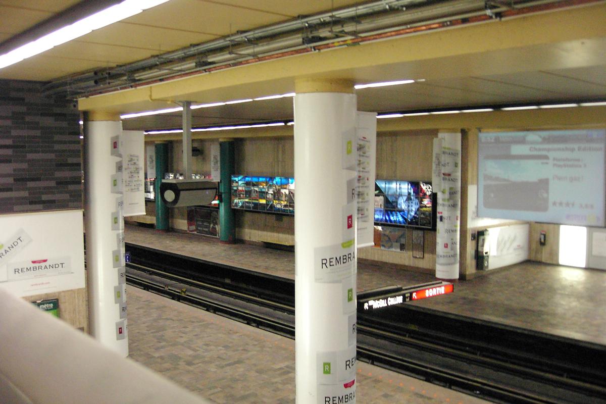Fiche média no. 88724 Station Mc-Gill vue des deux quais de la station à partir du niveau mezzanine côté ouest. en bas à gauche quai direction Angrignon, à droite quai direction Honoré-Beaugrand. 16/27 ligne Verte Métro de Montréal