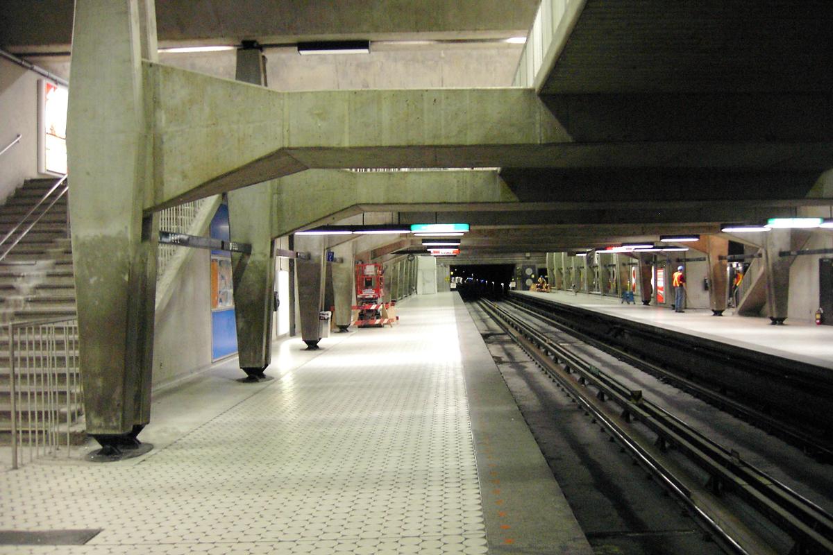 Montreal Metro Green Line - Peel Station 