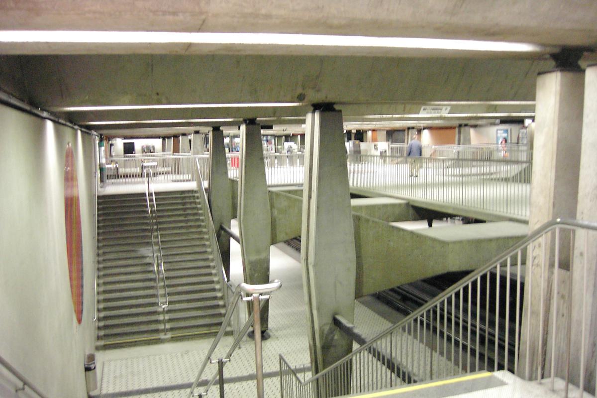 Fiche média no. 88785 Station Peel, point de vue simultané sur le quai direction Angrignon, le niveau mezzanine et un escalien à l'extrémité ouest de la station. 17/27 ligne Verte Métro de Montréal