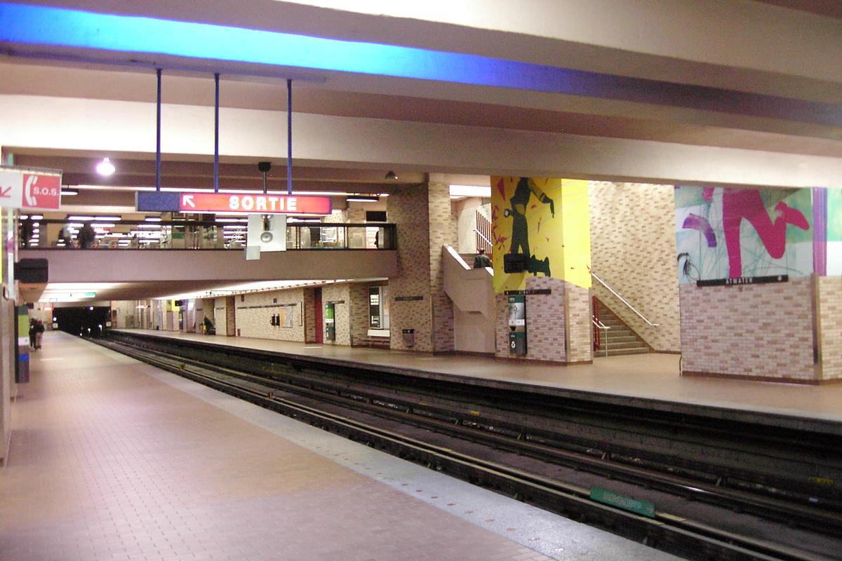 Station Atwater Photo prise sur le quai direction Angrignon. Regardant vers l'est en direction Honoré-Beaugrand. Ligne Verte Métro de Montréal