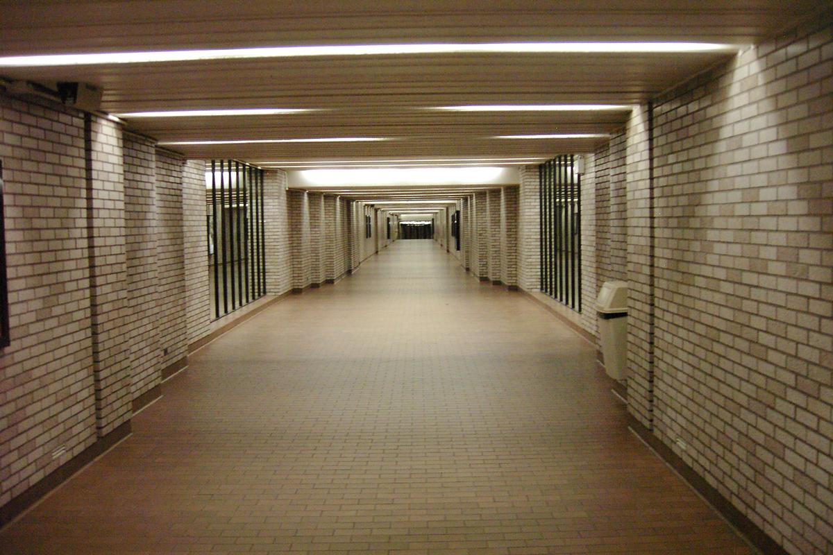 Fiche média no. 88813 Corridor à l'extrémité ouest de la station Atwater pour accéder au complexe de bureaux et d'habitation Westmount-Square, ce complexe comporte une gallerie marchande dans ses sous-sols (centre commercial). 19/27 ligne Verte Métro de Montréal