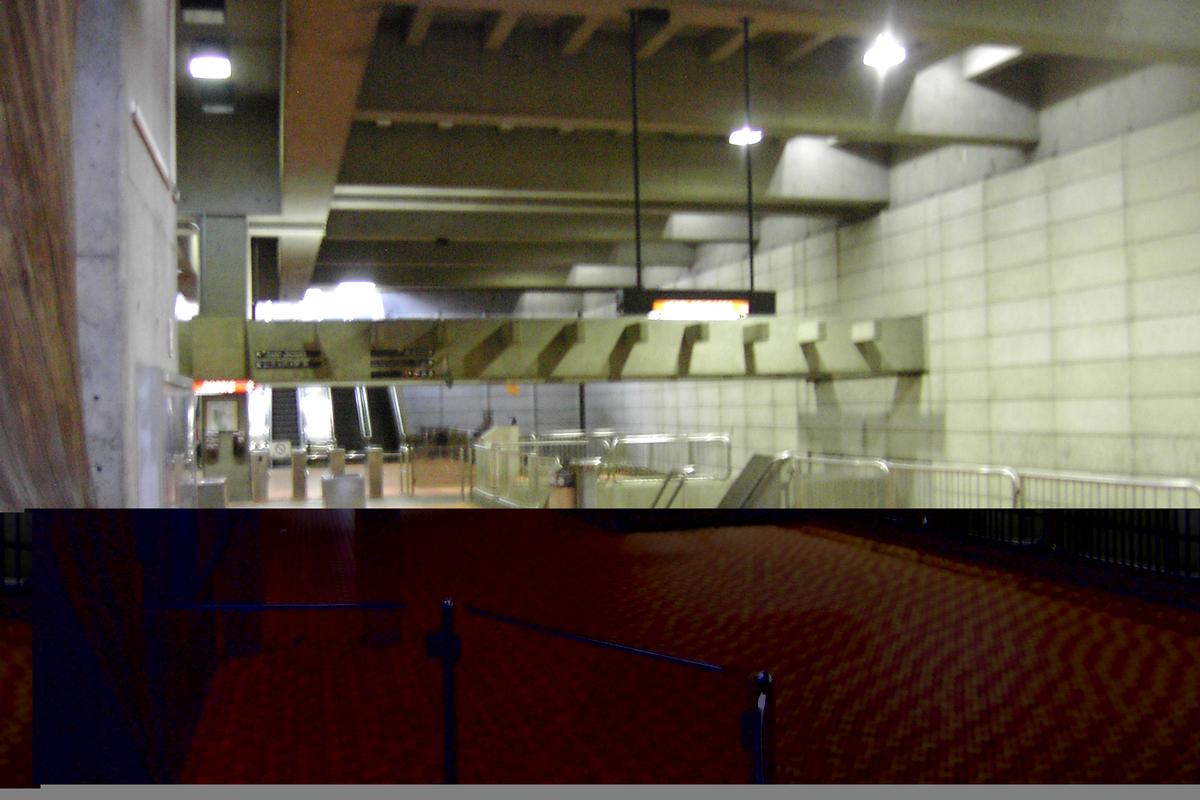 Vue sur le niveau mezzanine de la Station de correspondance Lionel-Groulx. 20/27 lignes Verte et Orange métro de Montréal 