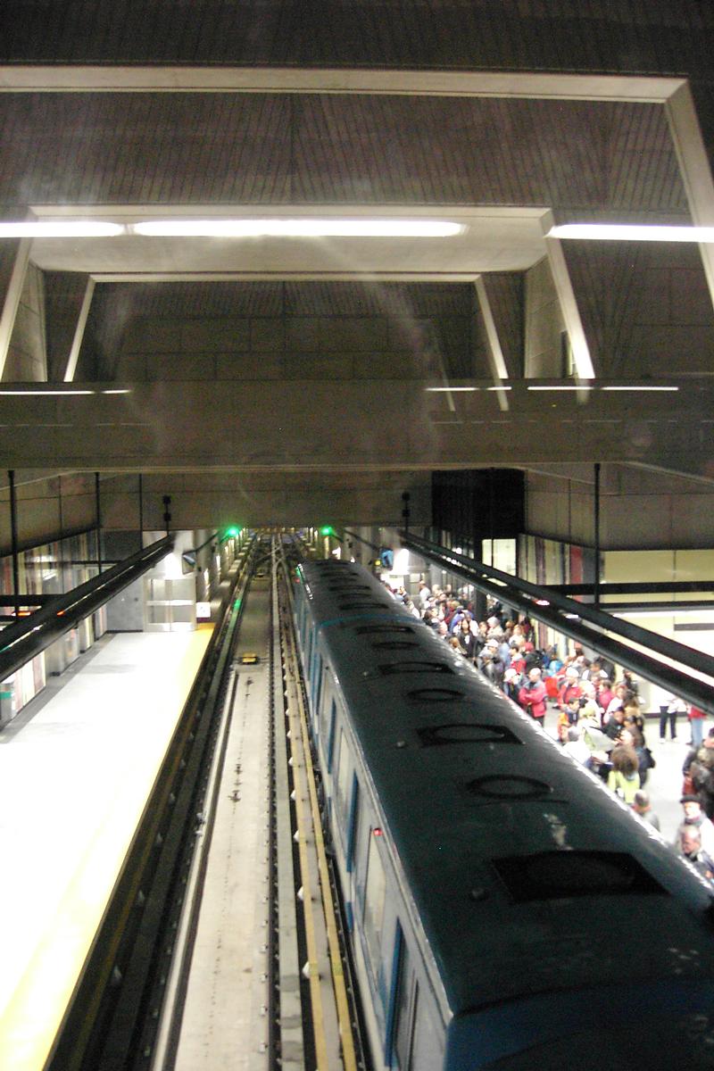 Fiche média no. 92288 Station terminale Montmorency; En plein centre de la passerelle inter-quais, en regardant en direction Côte-Vertu, (Montréal). Il s'agit de la plus profonde des trois stations de Laval, (environ 25 mètres). Ligne Orange Métro de Montréal sur le territoire de Laval