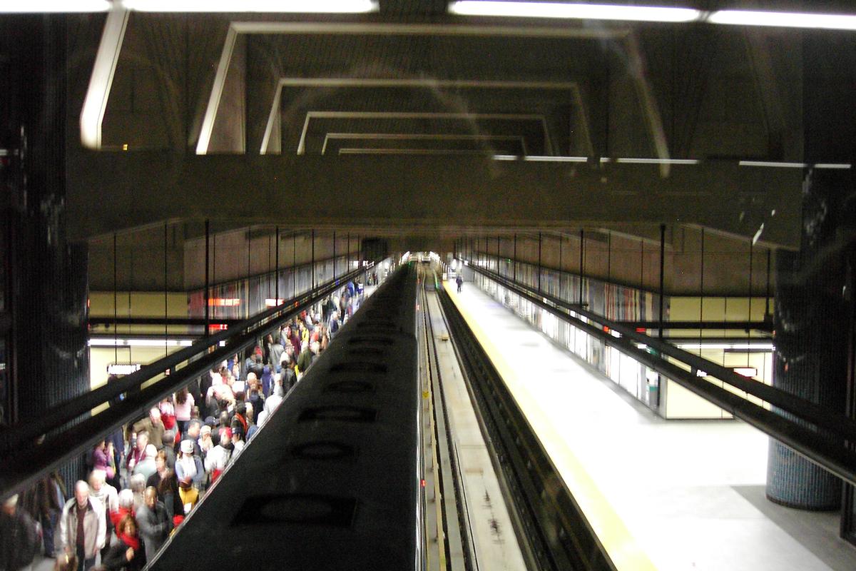 Fiche média no. 92362 Station terminale Montmorency; Image captée à partir de la passerelle inter-quais; regardant en direction Côte-Vertu (Montréal). 31/31 Ligne Orange, Métro de Montréal sur le territoire de Laval