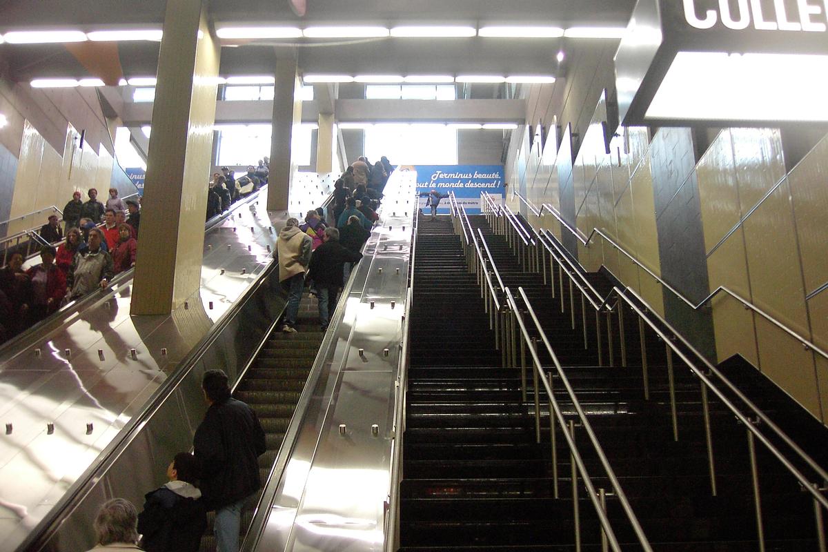 Fiche média no. 92286 Station terminale Montmorency; Escaliers menants à l'édicule pour accéder à la surface; Il s'agit de la plus profonde des trois stations de Laval,(environ 25 mètres). Ligne Orange Métro de Montréal sur le territoire de Laval