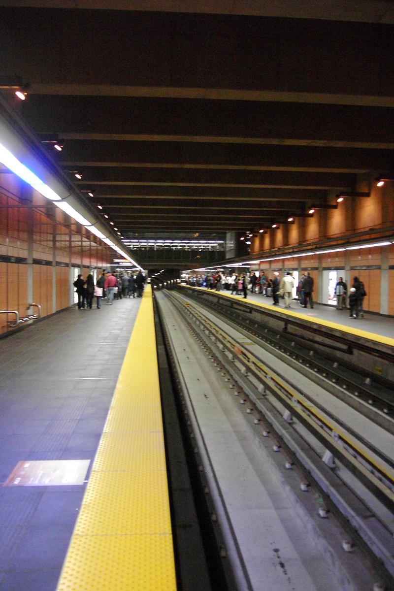 Métro von Montreal - Orange Linie - Bahnhof Cartier 