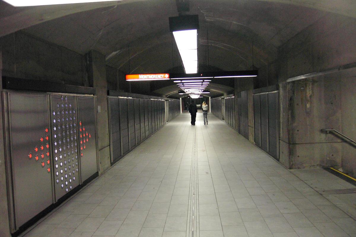 Métro von Montreal - Orange Linie - Bahnhof Henri-Bourassa 