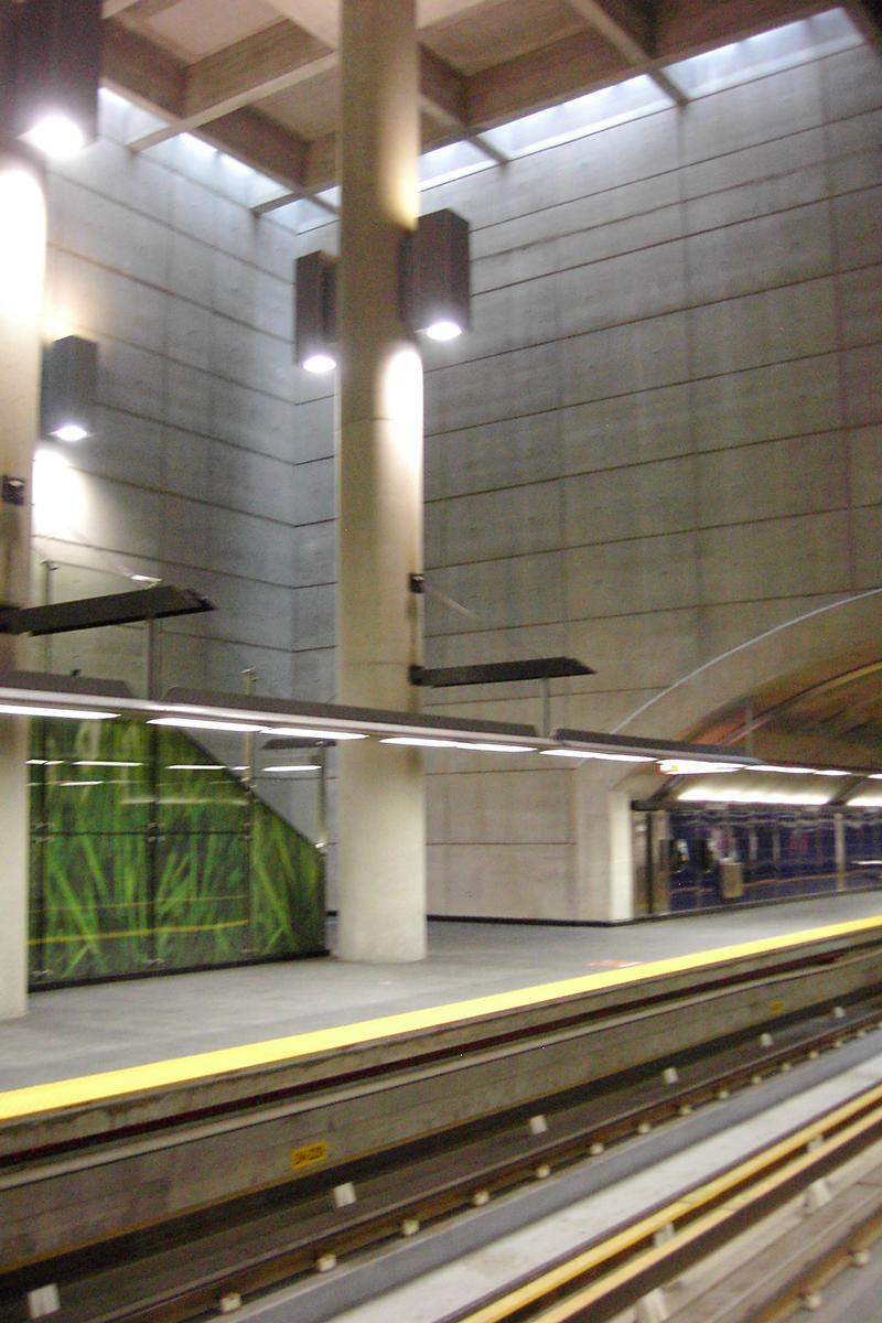 Métro von Montreal - Orange Linie - Bahnhof De La Concorde 
