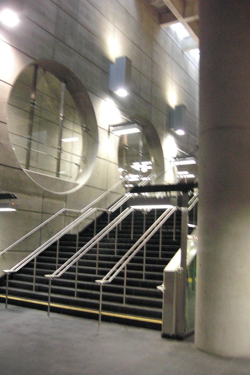 Fiche média no. 92098 Station De-La-Concorde; Escaliers menant au niveau de la mezzanine, c'est aussi le même niveau que celui de la passerelle qui relie les deux quais. 30/31 Ligne Orange, Métro de Montréal sur le territoire de Laval