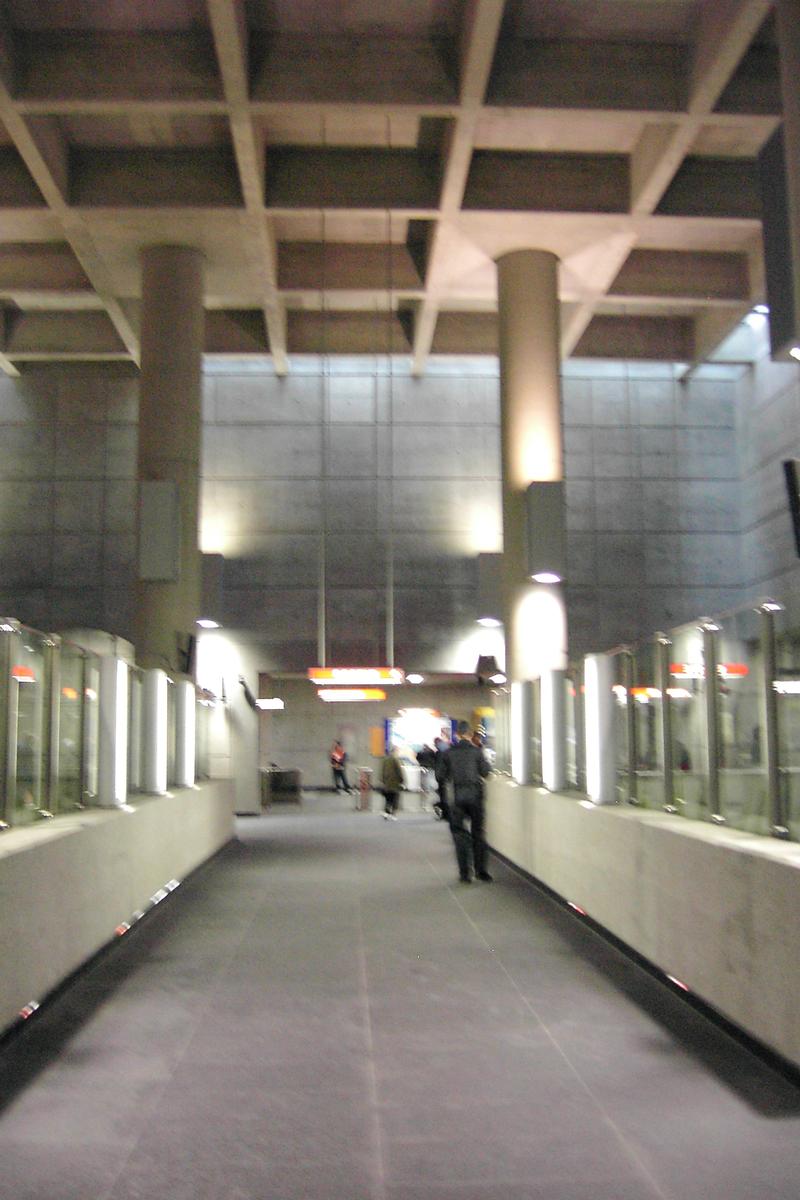 Fiche média no. 92101 Station De-La-Concorde; Apercu de la passerelle inter-quais. En face, mur Nord de la grande salle de la station, donnant comme côté en haut à l'extérieur sur le boulevard De-La-Concorde. Sur le côté gauche de la grande salle, se trouve la gare inter-modale du train de banlieue Montréal/Saint-Jérôme. 30/31 Ligne Orange, Métro de Montréal sur le territoire de Laval