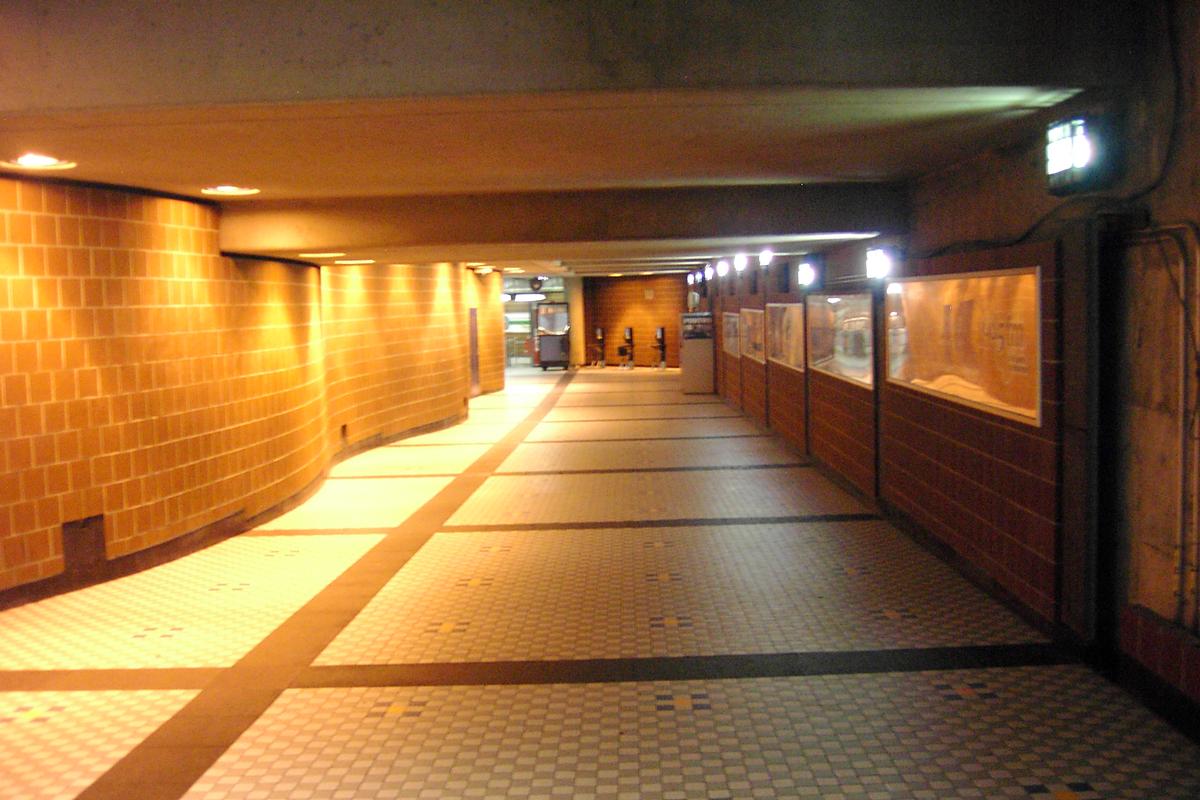 Fiche média no. 90004 Station terminale Saint-Michel dans le corridor passant sous le boulevard Saint-Michel et reliant l'édicule ouest à la station. 01/12 Ligne Bleue Métro de Montréal
