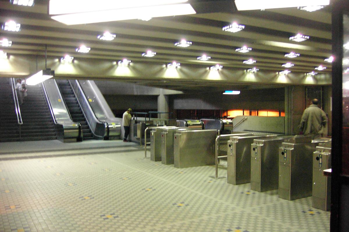 Fiche média no. 90005 Station terminale Saint-Michel; niveau mezzanine guérite de péage et tourniquets, l'escalier à gauche mène à l'édicule Est. 01/12 Ligne Bleue Métro de Montréal