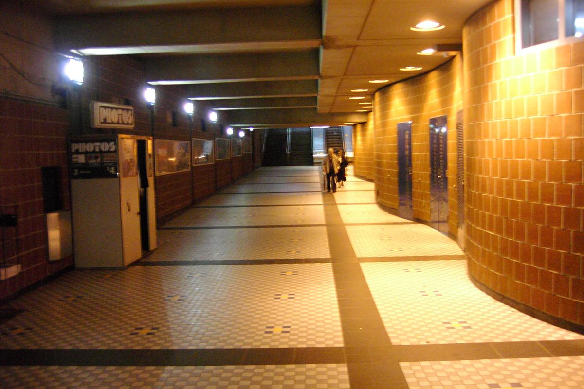 Station terminale Saint-Michel. corridor d'accès passant sous le boulevard Saint-Michel et accédant à l'édicule Ouest 