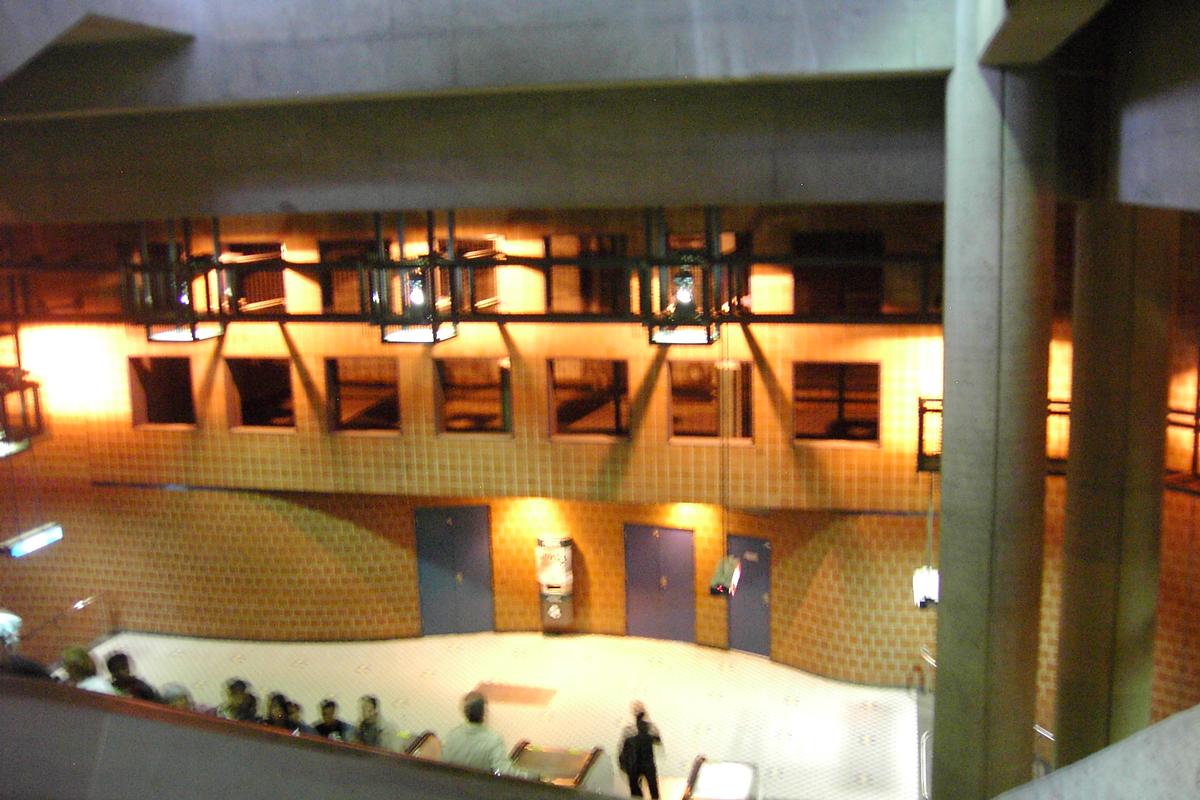 Fiche média no. 90007 Station terminale Saint-Michel, escaliers mécaniques menants du niveau mezzanine au niveau de la passerelle enjambant les quais et les voies de la station. 01/12 Ligne Bleue Métro de Montréal