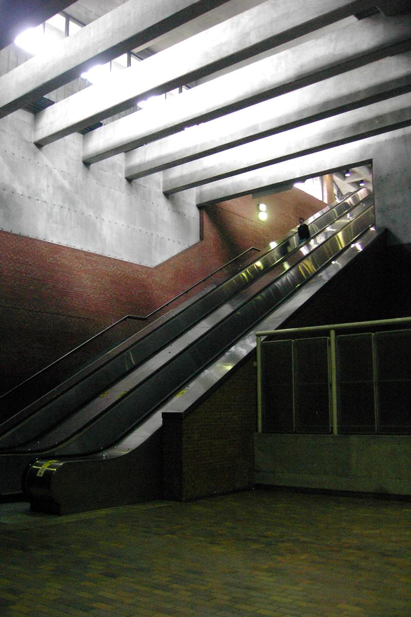 Fiche média no. 90020 Station Iberville; escaliers mécaniques partant du niveau passerelle et allant au niveau surface vers l'édicule sud-ouest. 02/12 ligne Bleue Métro de Montréal