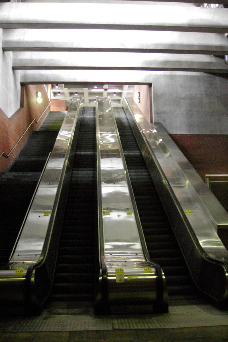 Station Iberville, escaliers mécaniques menant à l'édicule sud-ouest de la station. 02/12 Ligne Bleue Métro de Montréal 