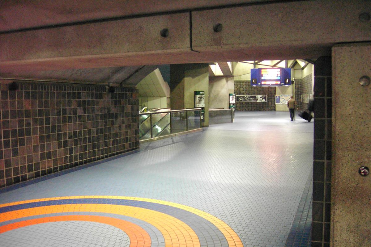 Fiche média no. 90290 Station de correspondance Jean-Talon: En quittant le quai direction Snowdon, pour accéder à ceux de la ligne Orange ou encore à la surface,(niveaux supérieurs). L'escalier à gauche provient du quai direction Saint-Michel. 04/12 Lignes Bleue et Orange Métro de Montréal
