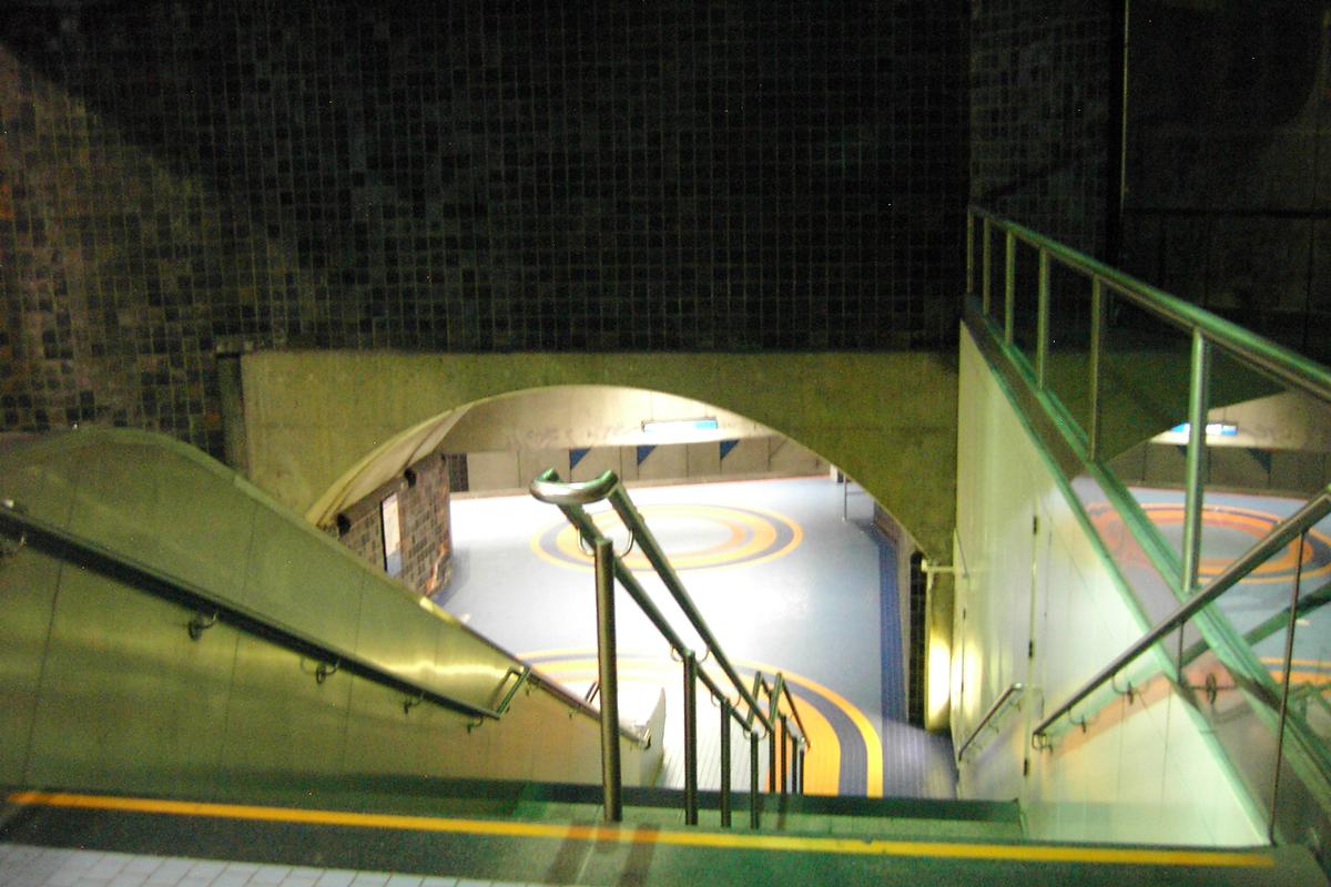 Fiche média no. 90305 Station de correspondance Jean-Talon: À l'extrémité Est du quai direction Saint-Michel (en bas de l'escalier). 04/12 Lignes Bleue et Orange Métro de Montréal