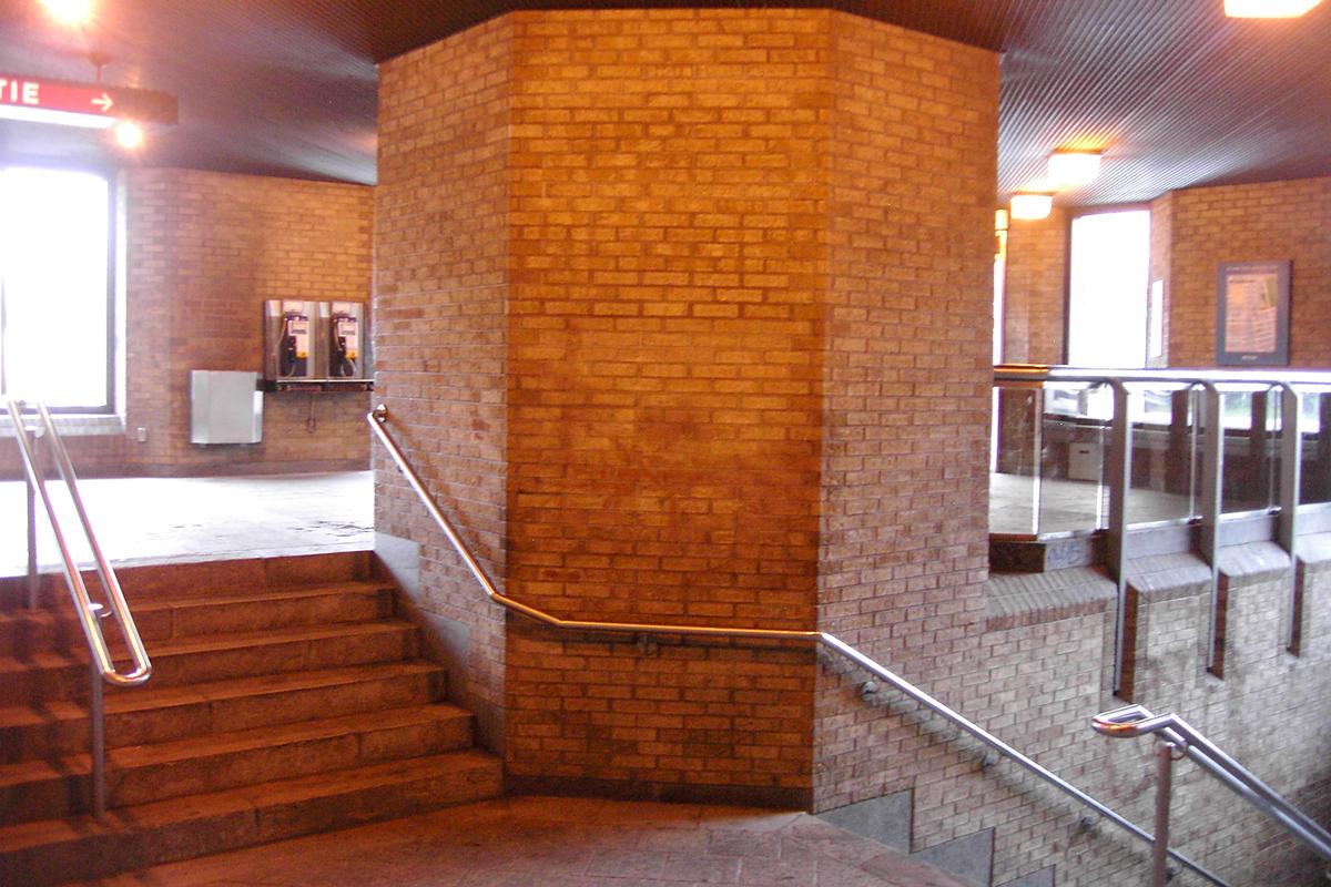 Station de Castelnau; Vue intérieure de l'édicule de la station. 05/12 Ligne Bleue Métro de Montréal 