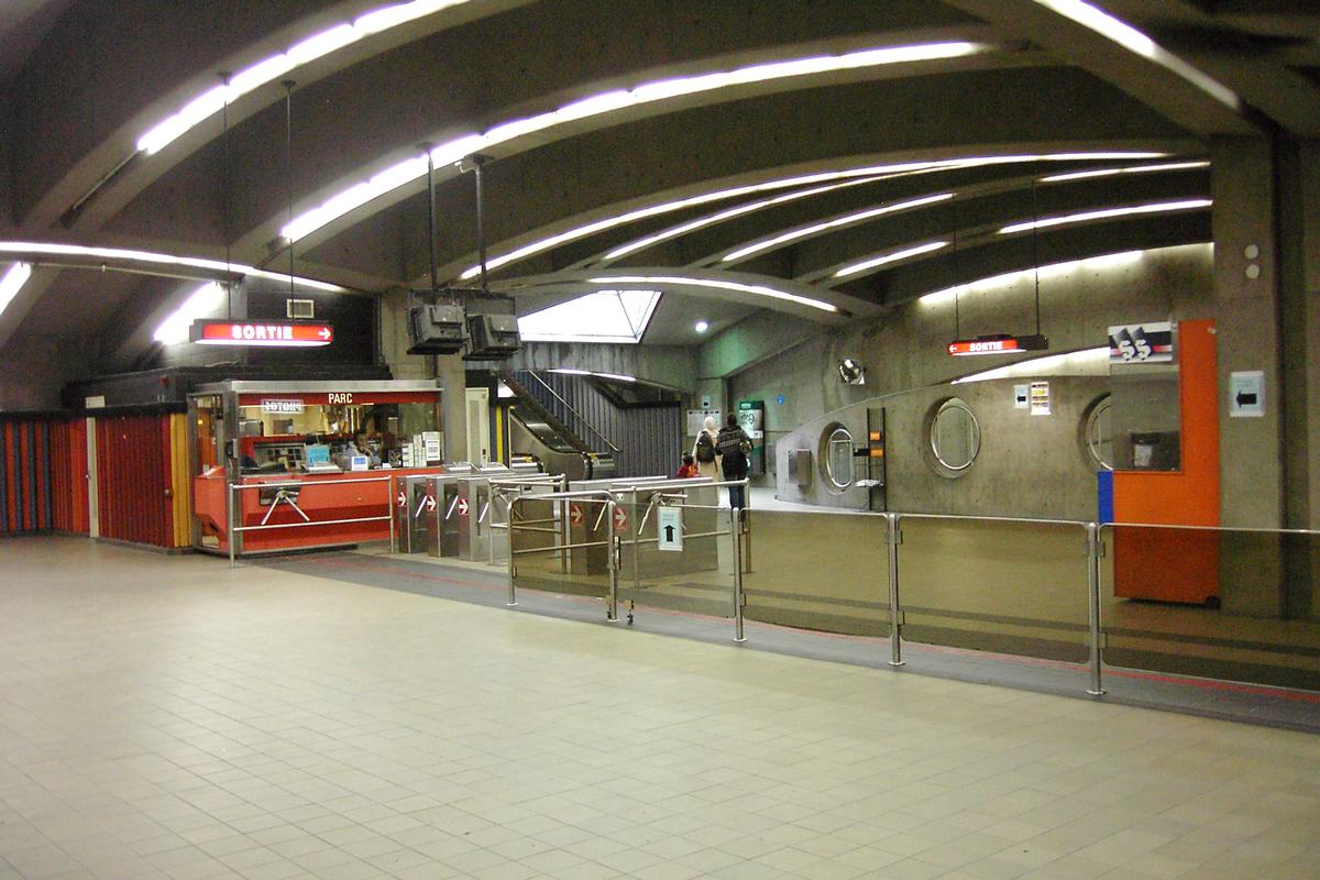 Fiche média no. 90362 Station Avenue du Parc; de l'autre côté de la guérite de perception; remarquez au centre de la photo, on aperçoit les escaliers menant en surface, dans l'édicule aménagé à même la gare Jean-Talon. 06/12 Ligne Bleue Métro de Montréal