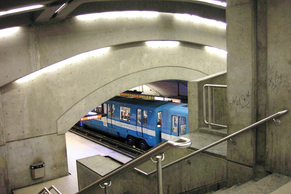 Fiche média no. 90363 Station Avenue du Parc; Quittant le quai direction Snowdon, et accédant au niveau mezzanine de la station. On aperçoit le train à l'arret de l'autre côté en direction Saint-Michel. 06/12 Ligne Bleue Métro de Montréal