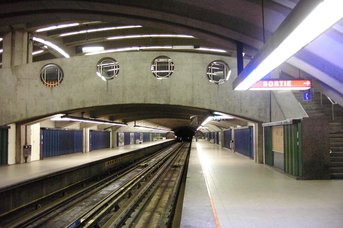 Fiche média no. 90367 Station Avenue du Parc; Sur le quai direction Snowdon, en haut la passerelle donnant accès aux quais, il s'agit du niveau mezzanine et de la guérite de perception. 06/12 Ligne Bleue Métro de Montréal