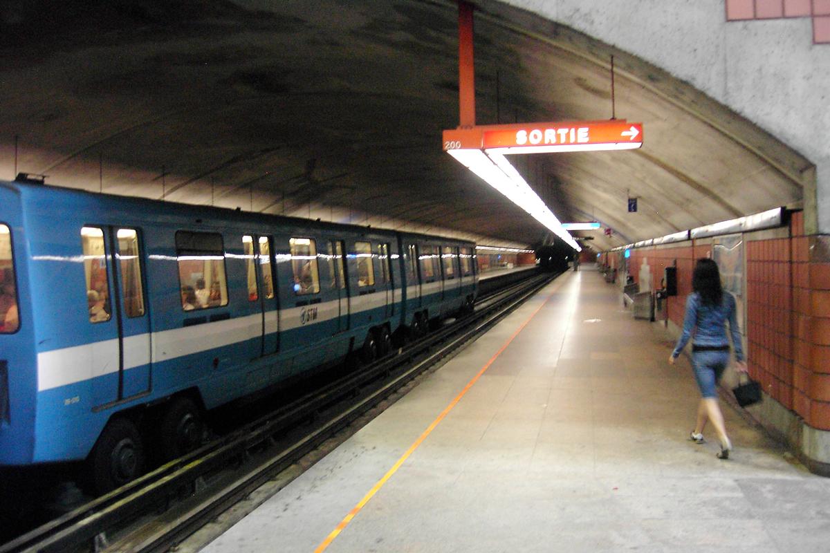 Fiche média no. 90393 Station Outremont; Sur le quai direction Snowdon; à gauche train quittant la station en direction Saint-Michel. 08/12 Ligne Bleue Métro de Montréal