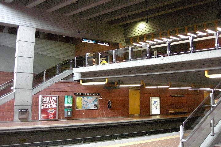 Fiche média no. 90414 Station Université de Montréal; en haut, niveau guérite de perception (mezzanine); de l'autre côté de la voie, quai direction Saint Michel (gauche); et ce côté-ci, quai direction Snowdon (droite)10/12 Ligne Bleue Métro de Montréal