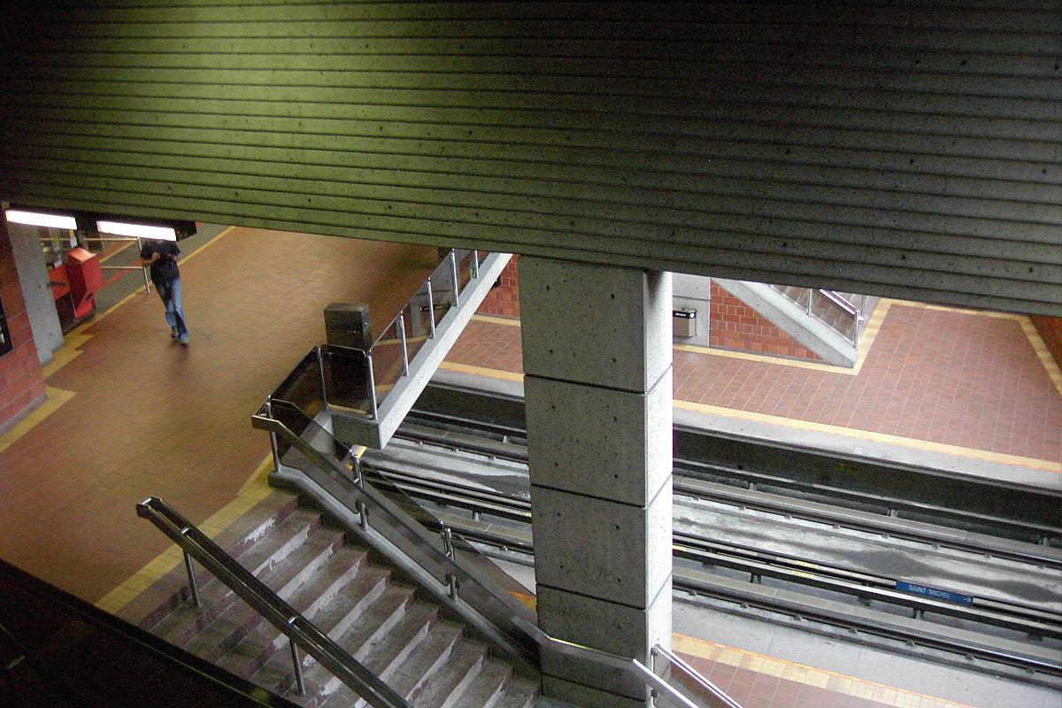 Fiche média no. 90409 Station Université de Montréal; vue en bas, sur les quais et la mezzanine de la station; vers la gauche direction Snowdon, vers la droite direction Saint-Michel. 10/12 Ligne Bleue Métro de Montréal