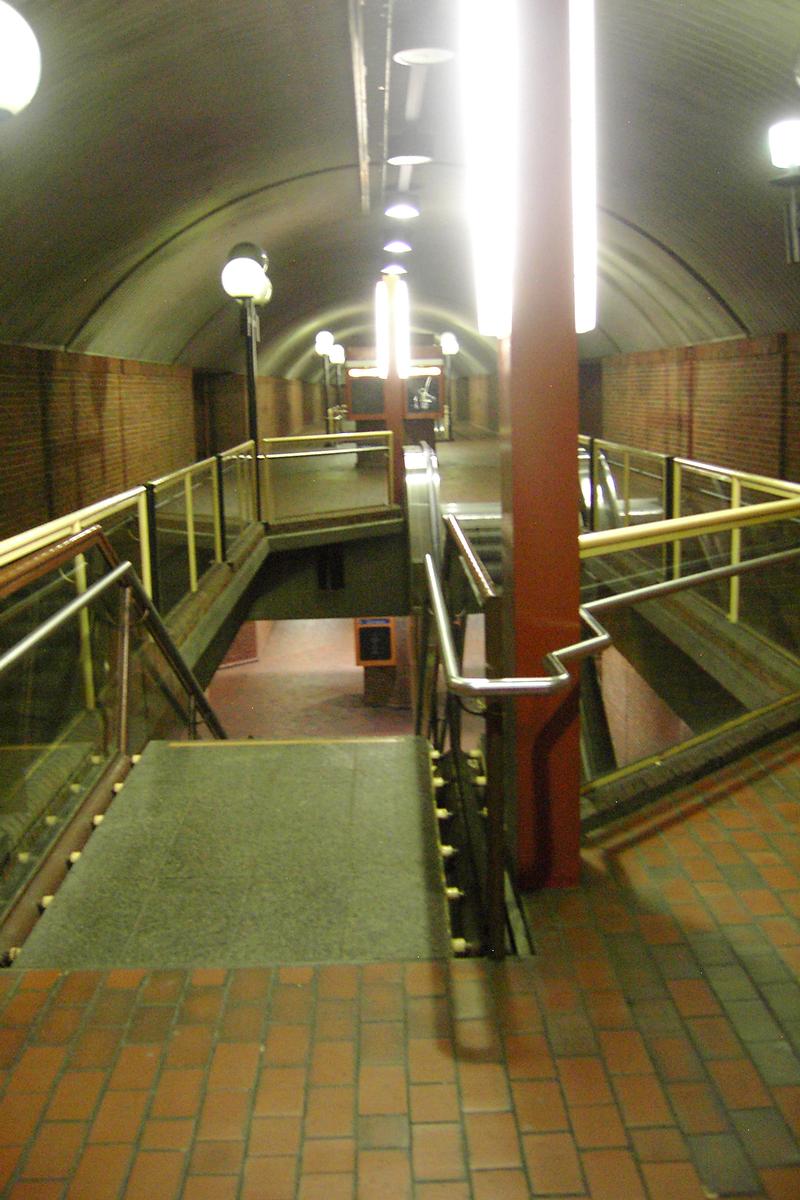 Fiche média no. 90539 Station terminale et de correspondance Snowdon; Corridor des escaliers, il est parallèle et situé au centre de la station par rapport aux tunnels des deux lignes desservant la station. Comme disposition, ça ressemble un peu au tunnel sous la Manche. 12/12 Lignes Bleue et Orange Métro de Montréal