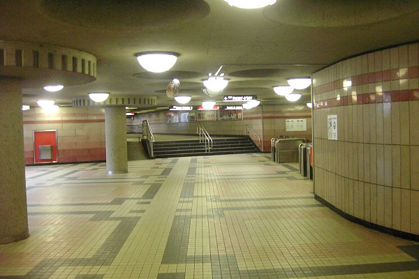 Montreal Metro - Blue Line - Édouard-Montpetit station 