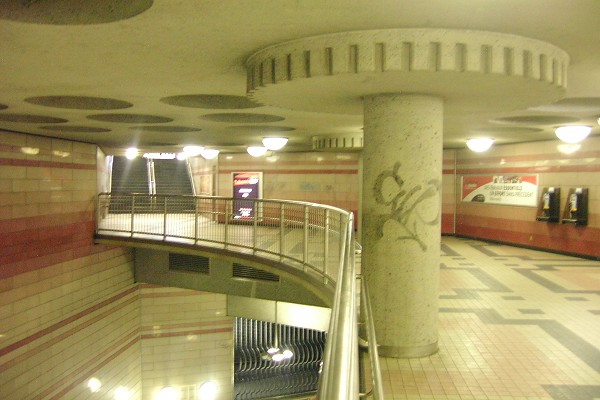 Station Édouard-Montpetit; niveau corridor sous la rue, reliant les trois édicules de la station. 09/12 Ligne Bleue Métro de Montréal 