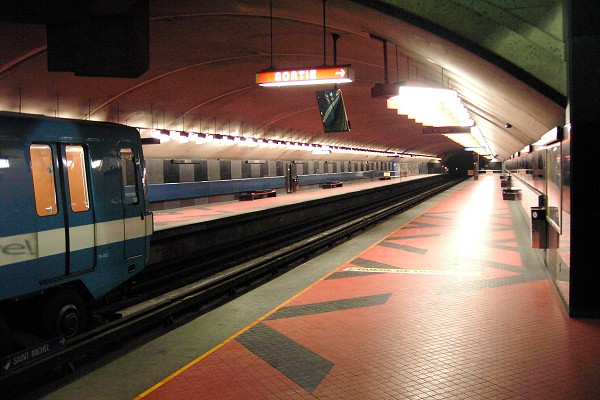 Métro von Montreal - Blaue Linie - Bahnhof Acadie 