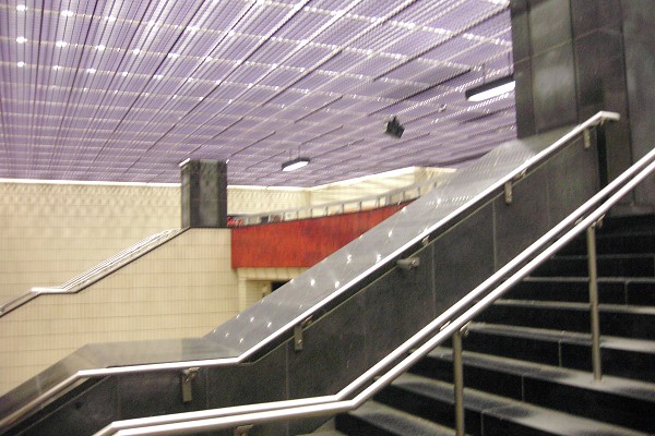 Fiche média no. 91393 Station Sherbrooke; Aperçu du plafond luminescent, et de l'extrémité nord de la mezzanine enjambant les quais et les voies de la station; à gauche direction Montmorency, à droite direction Côte-Vertu. 19/31 Ligne Orange Métro de Montréal
